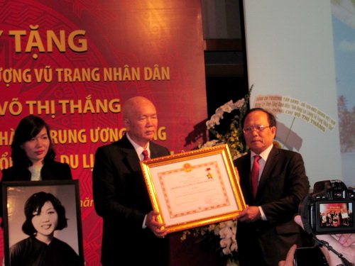 Thừa ủy quyền của Chủ tịch nước, Bộ trưởng Bộ VHTTDL Hoàng Tuấn Anh trao tặng danh hiệu Anh hùng Lực lượng vũ trang nhân dân cho đại diện gia đình bà Võ Thị Thắng